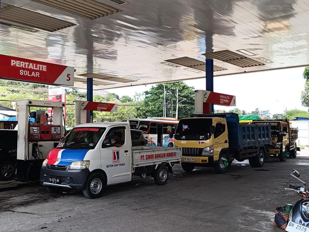 Antrian BBM di salah satu SPBU di Kota Kupang. (IDN Times/Putra Bali Mula)