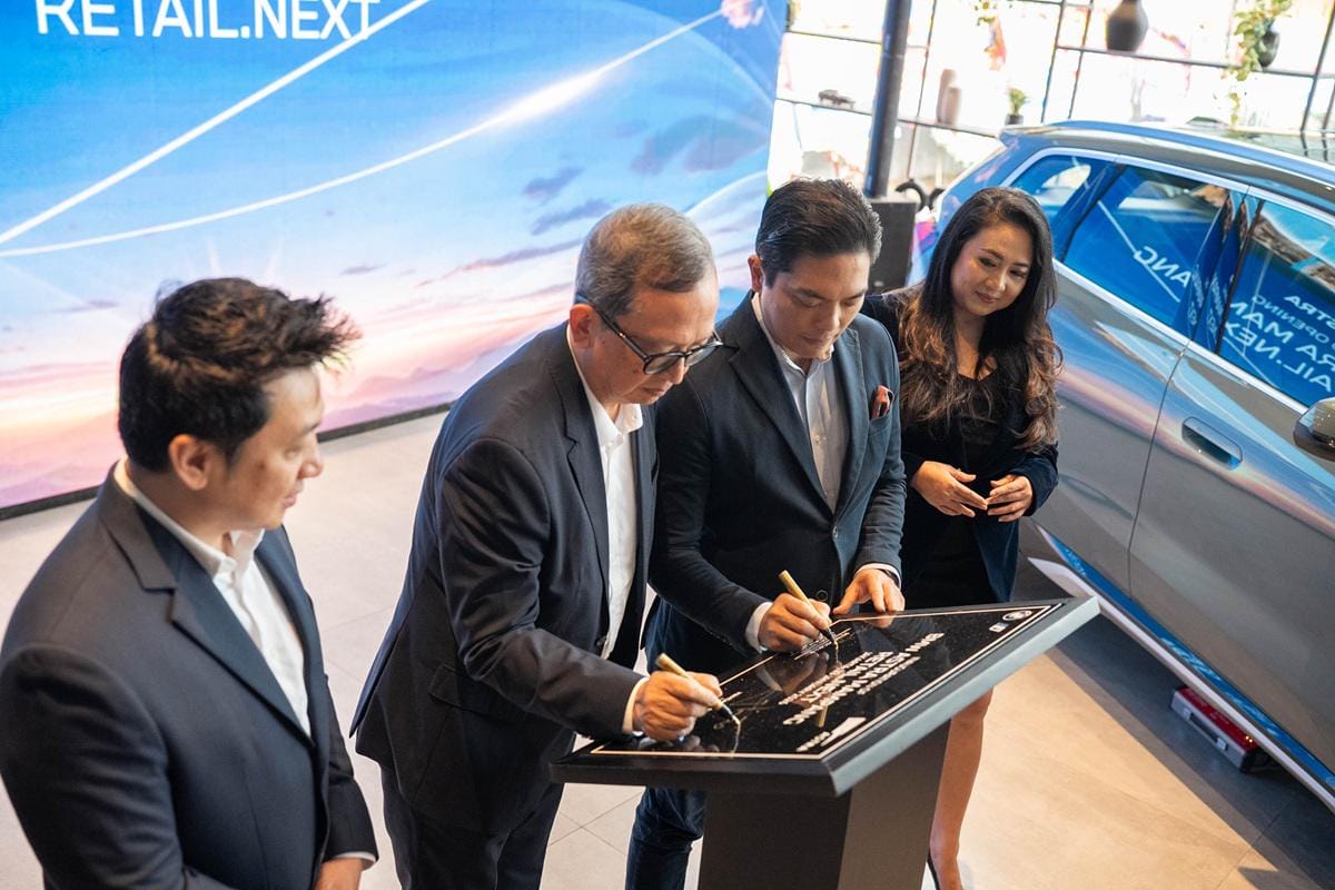 Penandatanganan Prasasti oleh Hamdhani Dzulkarnaen & Peter "Sunny" Medalla.jpg