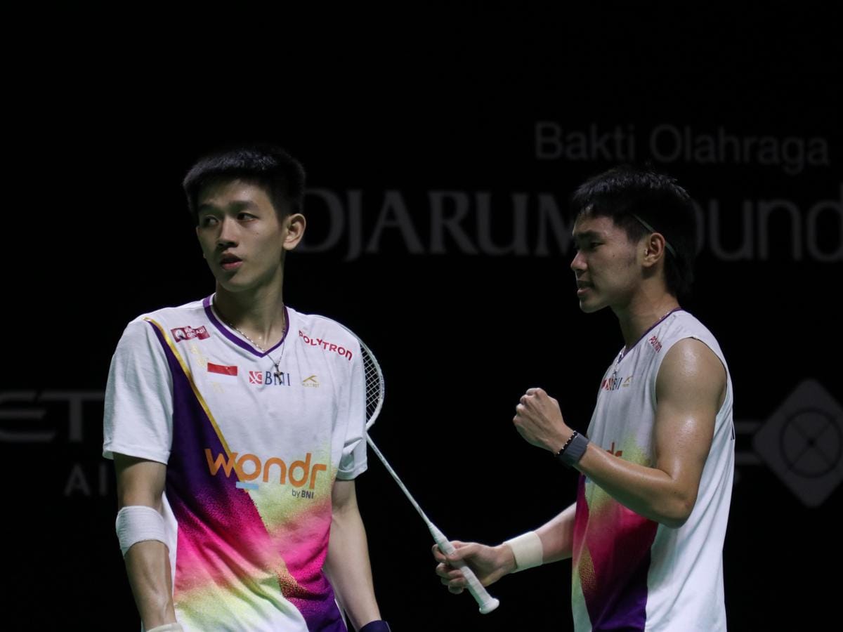 Hasil manis dipetik ganda putra muda Indonesia, Raymond Indra/Nikolaus Joaquin yang menaklukkan Derby Tuan Rumah di semifinal Indonesia Masters 2026