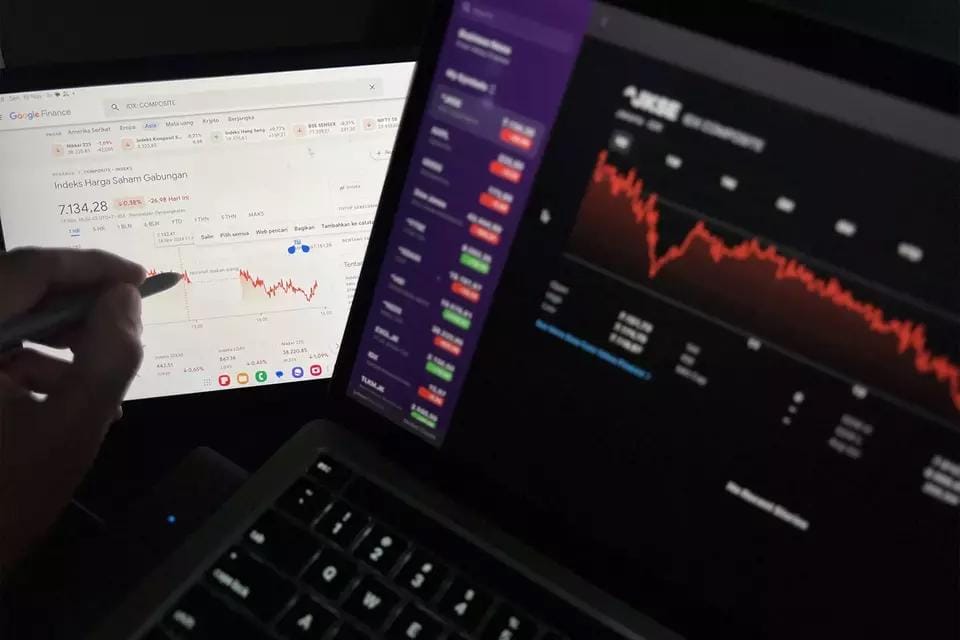 Ilustrasi latar grafik saham menurun dan simbol portofolio.