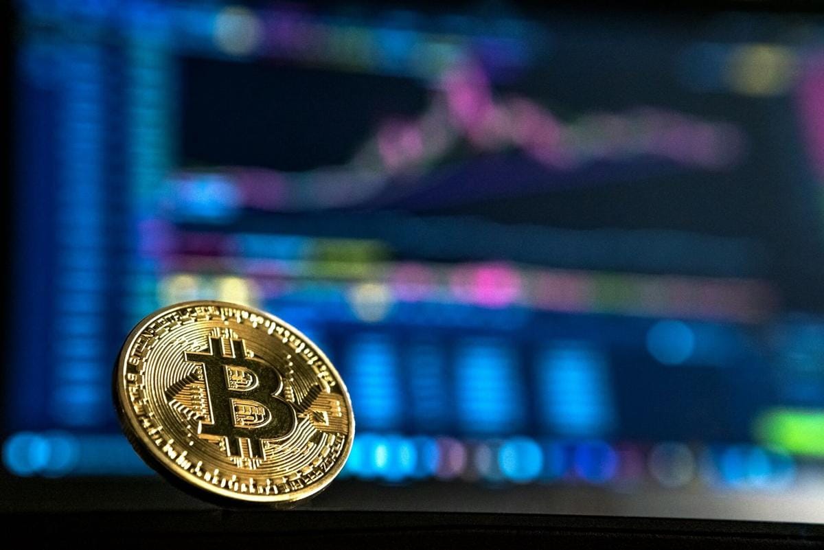 Bitcoin Anjlok di Bawah US$65.000, Tarif Trump Bayangi Pasar