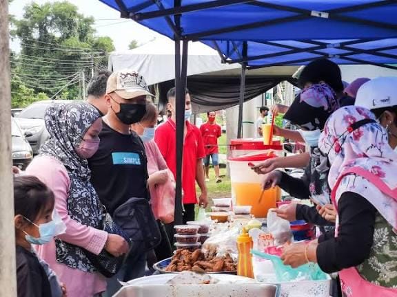 Orang-orang sedang membeli takjil di pasar 