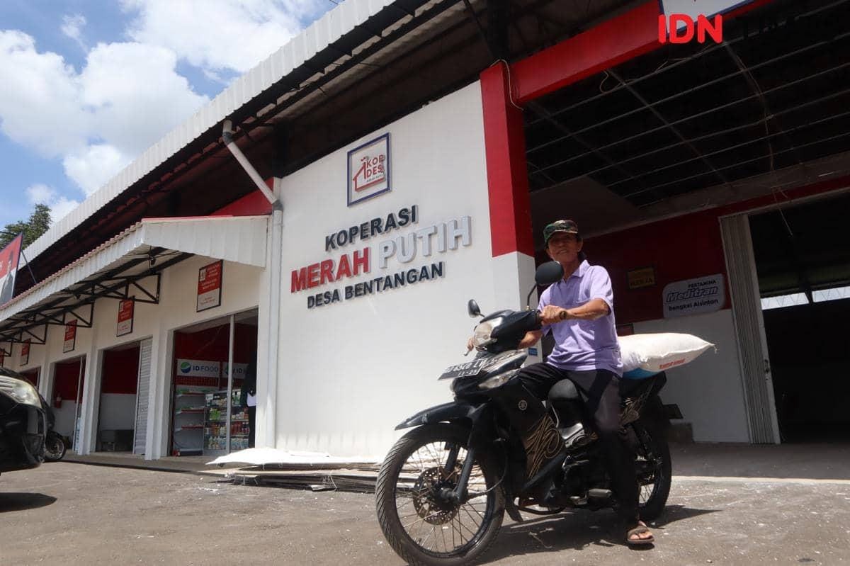 Petani membawa pupuk UREA usai membelinya di Koperasi Merah Putih Desa Bentangan, Klaten. (IDN Times/Larasati Rey)