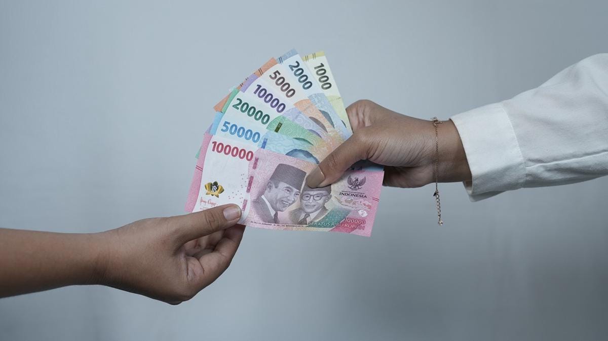 Kurs Dolar ke Rupiah Hari InI Terpuruk Lagi ke Rp17.700