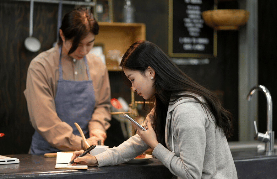 ilustrasi melakukan reservasi ke restoran (freepik.com/Freepik)