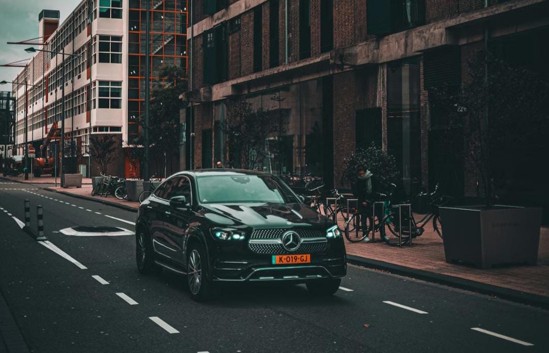 ilustrasi mobil premium untuk mudik (unsplash.com/Florian Marette)