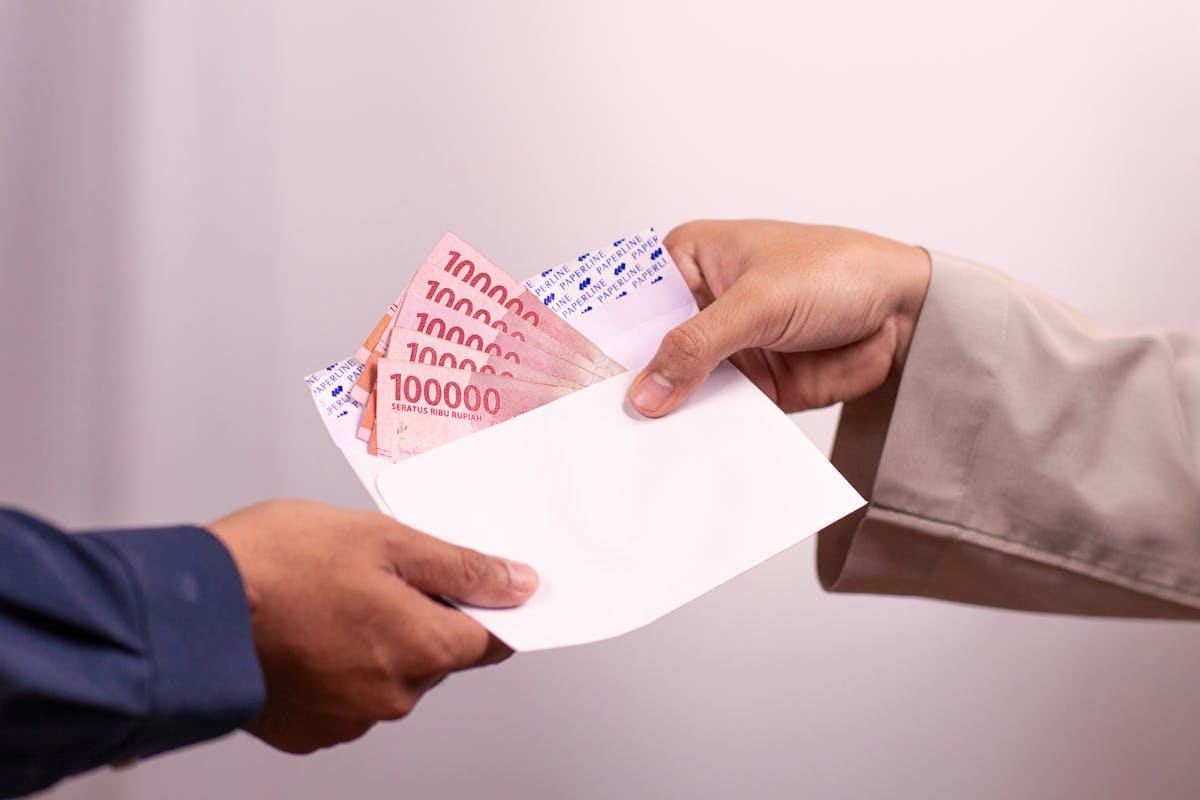 ilustrasi memberikan zakat (pexels.com/Defrino Maasy)