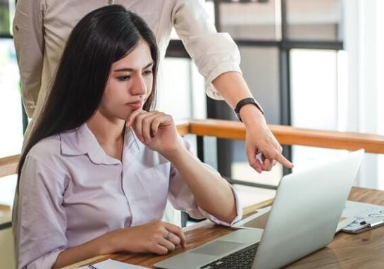 ilustrasi fokus ke pekerjaan