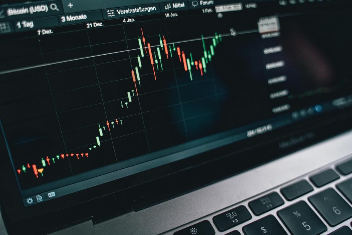 IHSG Sesi 2 Anjlok ke Level 6.104, Saham Konglomerasi Kompak Rontok