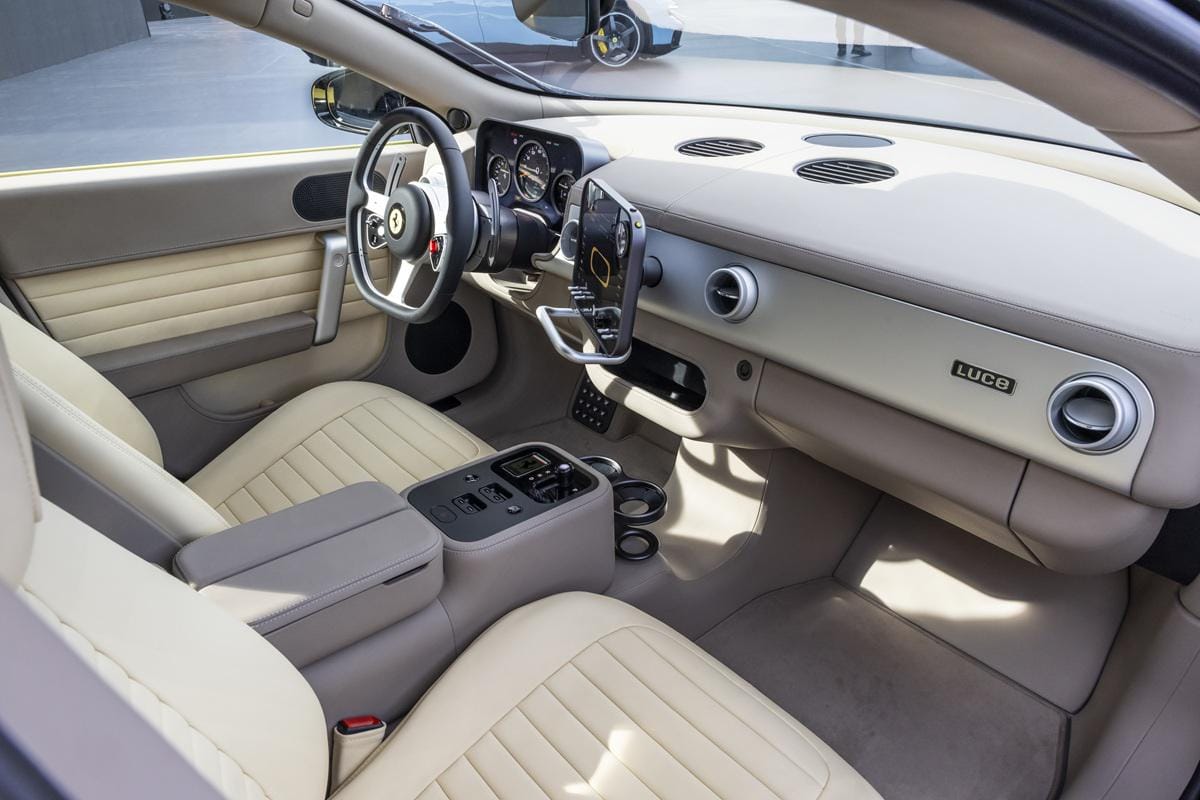 Tombol mekanik aluminium, saklar analog, dan kenop fisik tetap dipertahankan pada Ferrari Luce.jpg