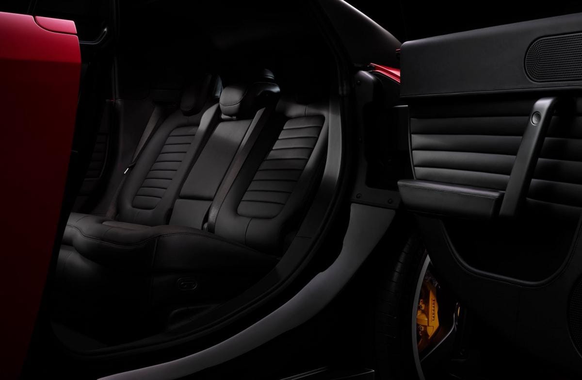 Interior belakang Ferrari Luce yang mewah