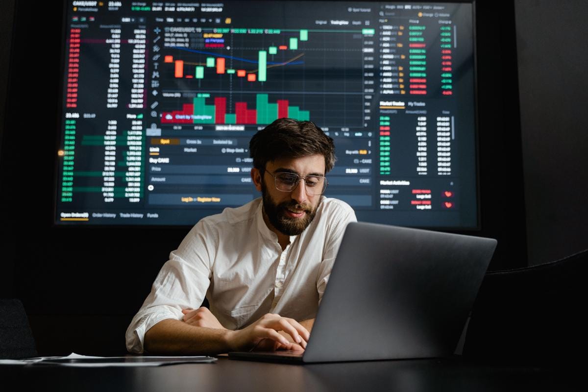 Apa Itu Upgrade dan Downgrade dalam Saham?