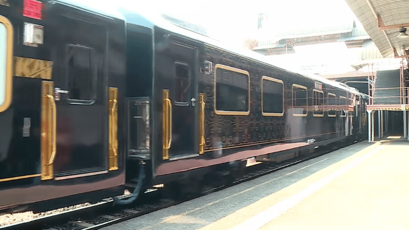 Presiden Prabowo Subianto mencoba kereta mewah The Nusantara Explore yang baru diluncurkan PT KAI (Persero), Semarang, Kamis (30/7/2026). (Y