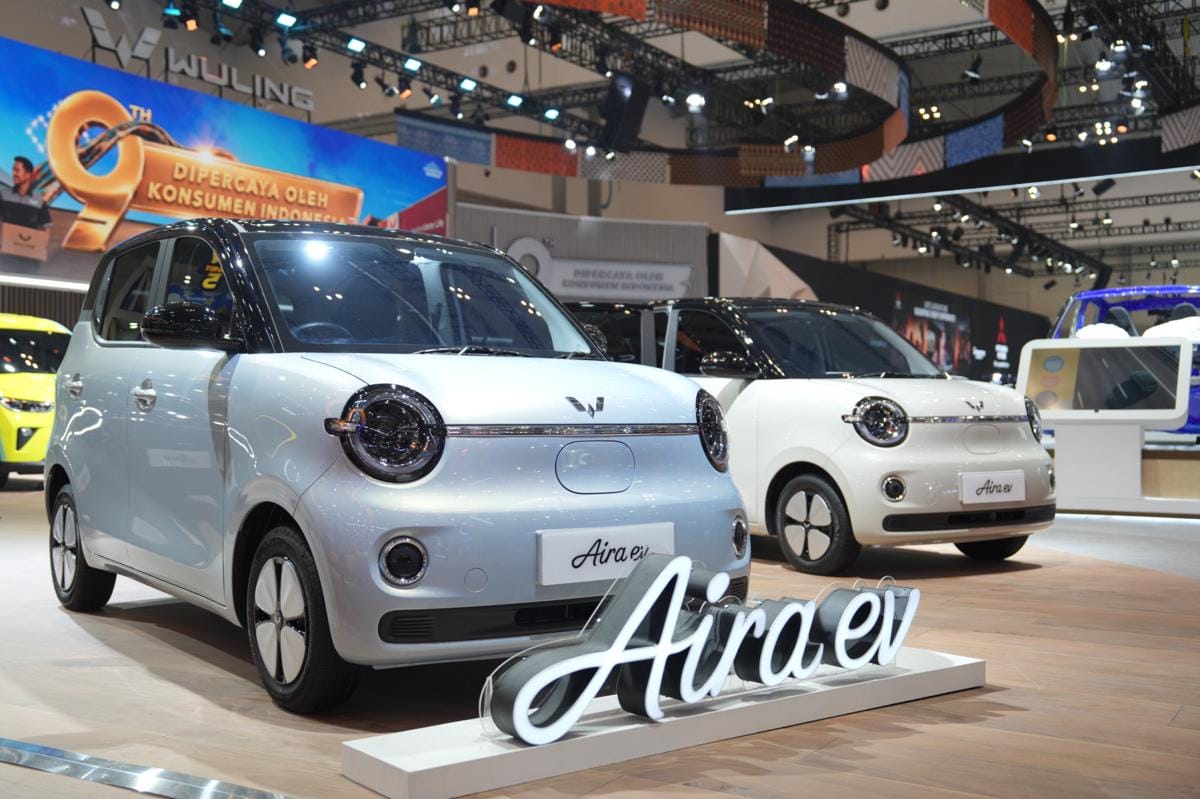Mobil listrik Wuling Aira EV dipamerkan di area GIIAS 2026 dan menarik perhatian pengunjung di sekitar stan Wuling.