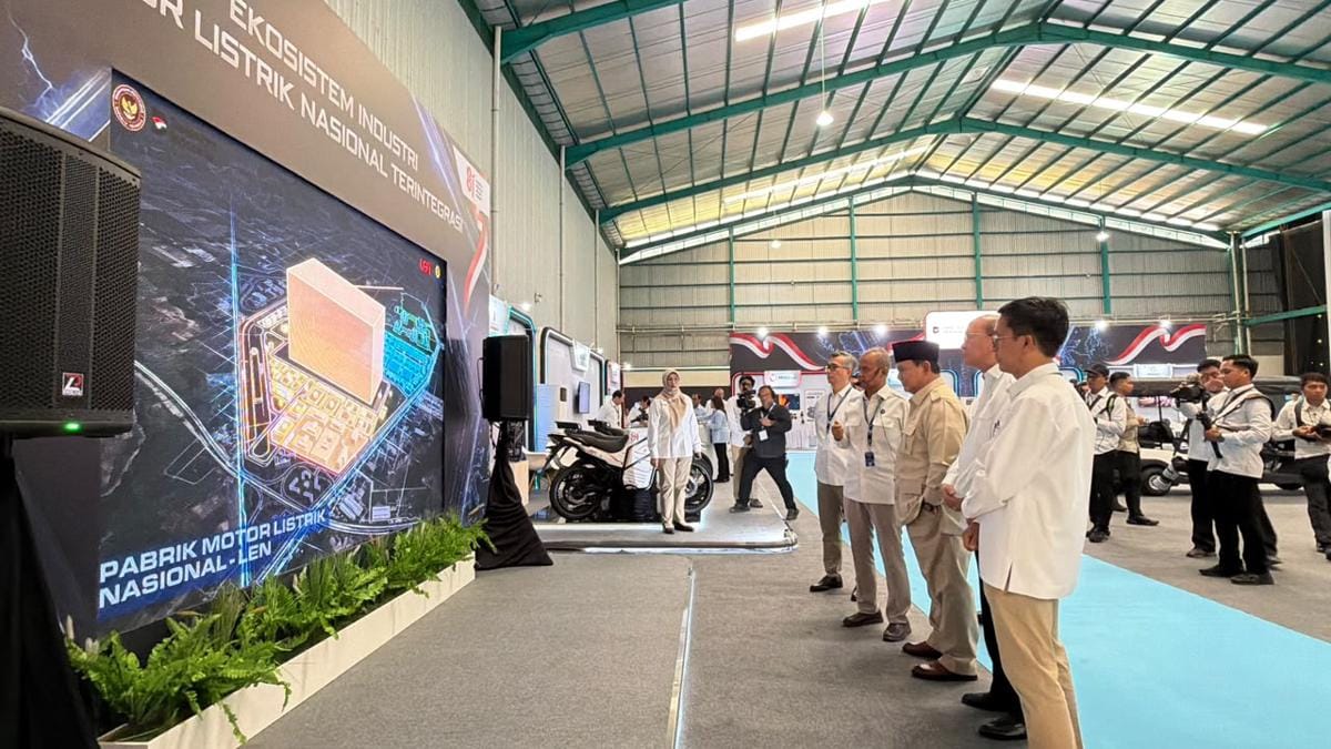 Presiden Prabowo Subianto meresmikan Motor Listrik Nasional (MoLiNas) beserta ekosistem pendukungnya di Fasilitas Produksi ALVA, Cikarang, K