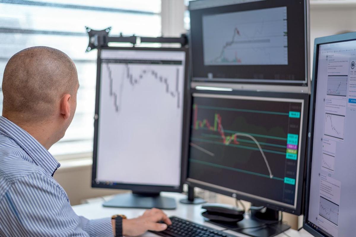 Cara Investor Menggabungkan Analisis Fundamental, Makro, dan Market