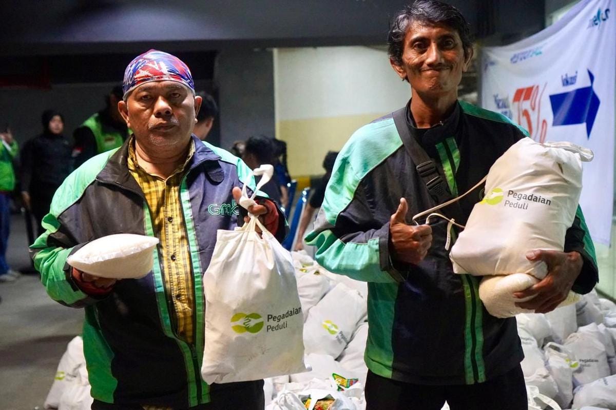 Pegadaian Salurkan 1.000 Paket Sembako untuk Pengemudi Ojek Online
