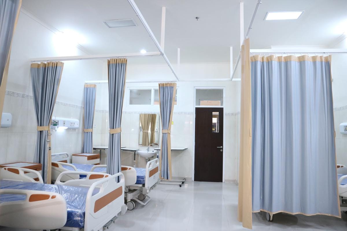 Ruang perawatan rumah sakit dengan beberapa tempat tidur