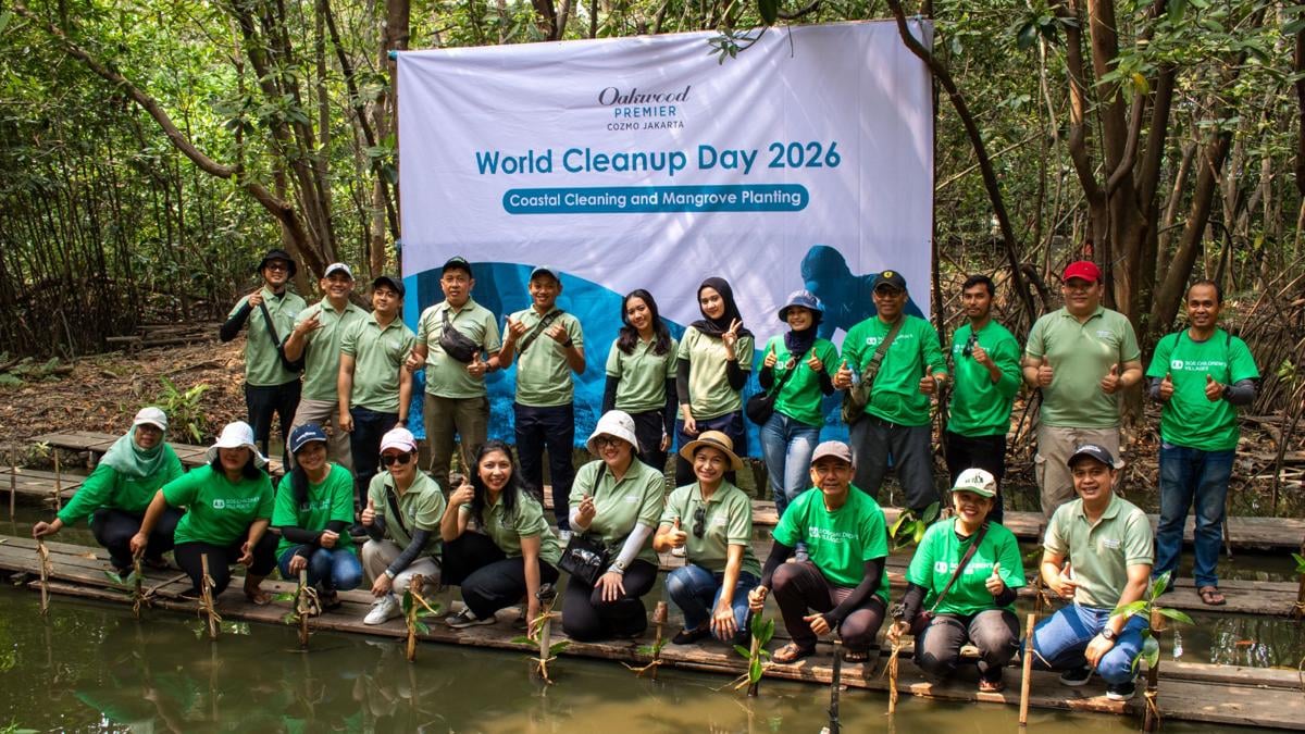 Oakwood Premier Cozmo Jakarta Bersihkan Sungai dan Tanam Mangrove