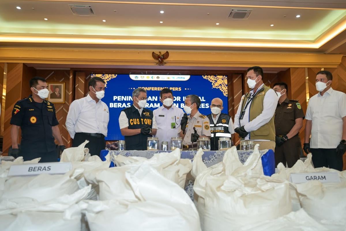 Bea Cukai Tindak Penyelundupan Beras, Garam, dan Pakaian Rp27,3 Miliar